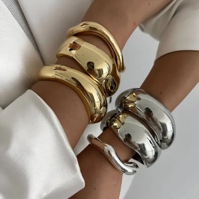  Découvrez un bracelet au design organique ondulé inspiré par les formes naturelles pour un rendu fluide et sculptural