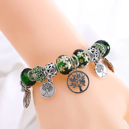  Ideal au quotidien ce bracelet en alliage argente arbore des breloques arbre de vie et des perles texturees pour un style unique