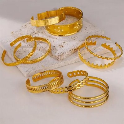 Les motifs decoratifs geometriques grecques perles ou serpent ajoutent une touche distinctive pour un look raffine