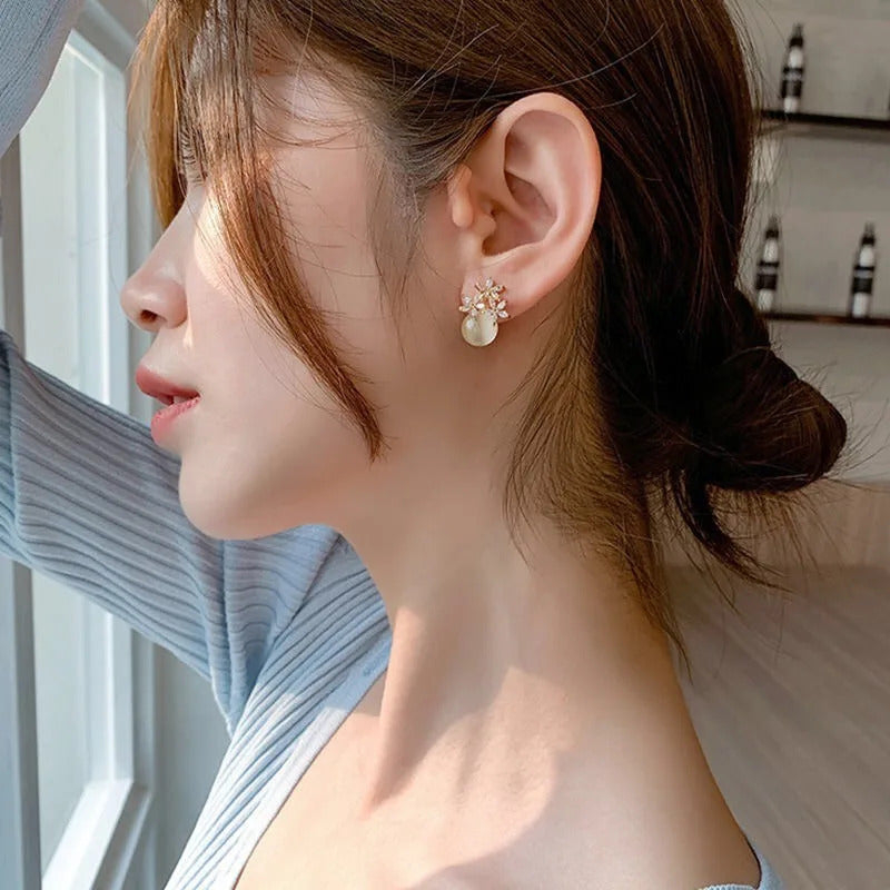lou d'oreille helix émeraude avec fleurs en opale fine.
