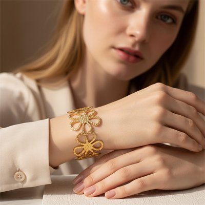 Manchette ajourée en métal doré au design léger et élégant