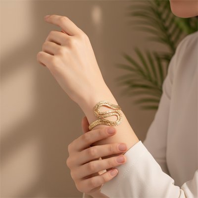  Manchette artisanale au métal finement travaillé pour un look raffiné