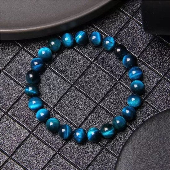 ​ Perles d’agate bleu profond aux variations naturelles, symbole de calme et de protection.