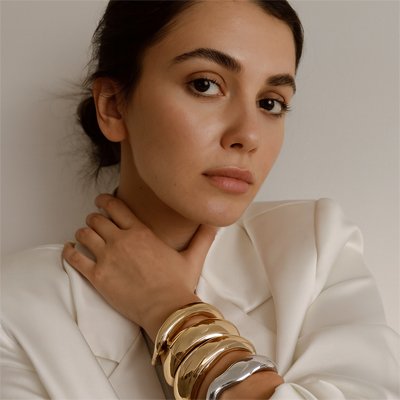  Son alliage métallique poli  disponible en doré brillant ou argente apporte une touche élégante qui s adapte a tous les styles